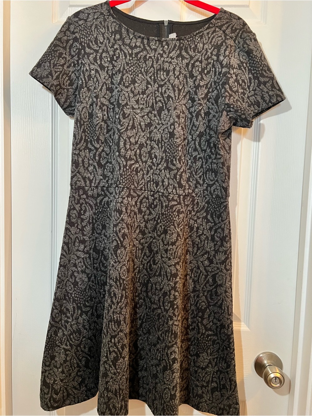 🦋 Elegant Short-Sleeve Patterned A-Line Dress in Charcoal Gray size 8P